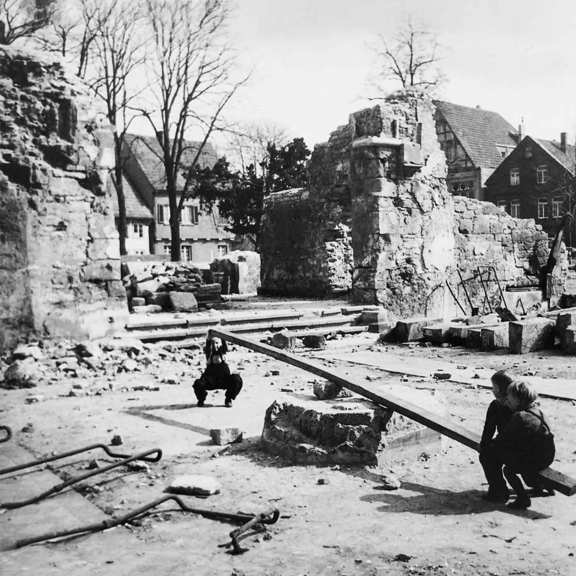 KWS History: Stadtgeschichte Gütersloh – Neubeginn zwischen Trümmern, die zerstörte Apostelkirche KWS History: Stadtgeschichte Gütersloh – Neubeginn zwischen Trümmern, die zerstörte Apostelkirche