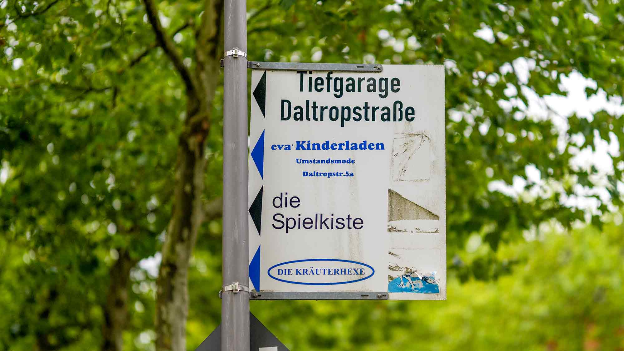 NOW Commons: Straßenschild in Gütersloh – alle 3 Läden gibt es schon lange nicht mehr NOW Commons: Straßenschild in Gütersloh – alle 3 Läden gibt es schon lange nicht mehr