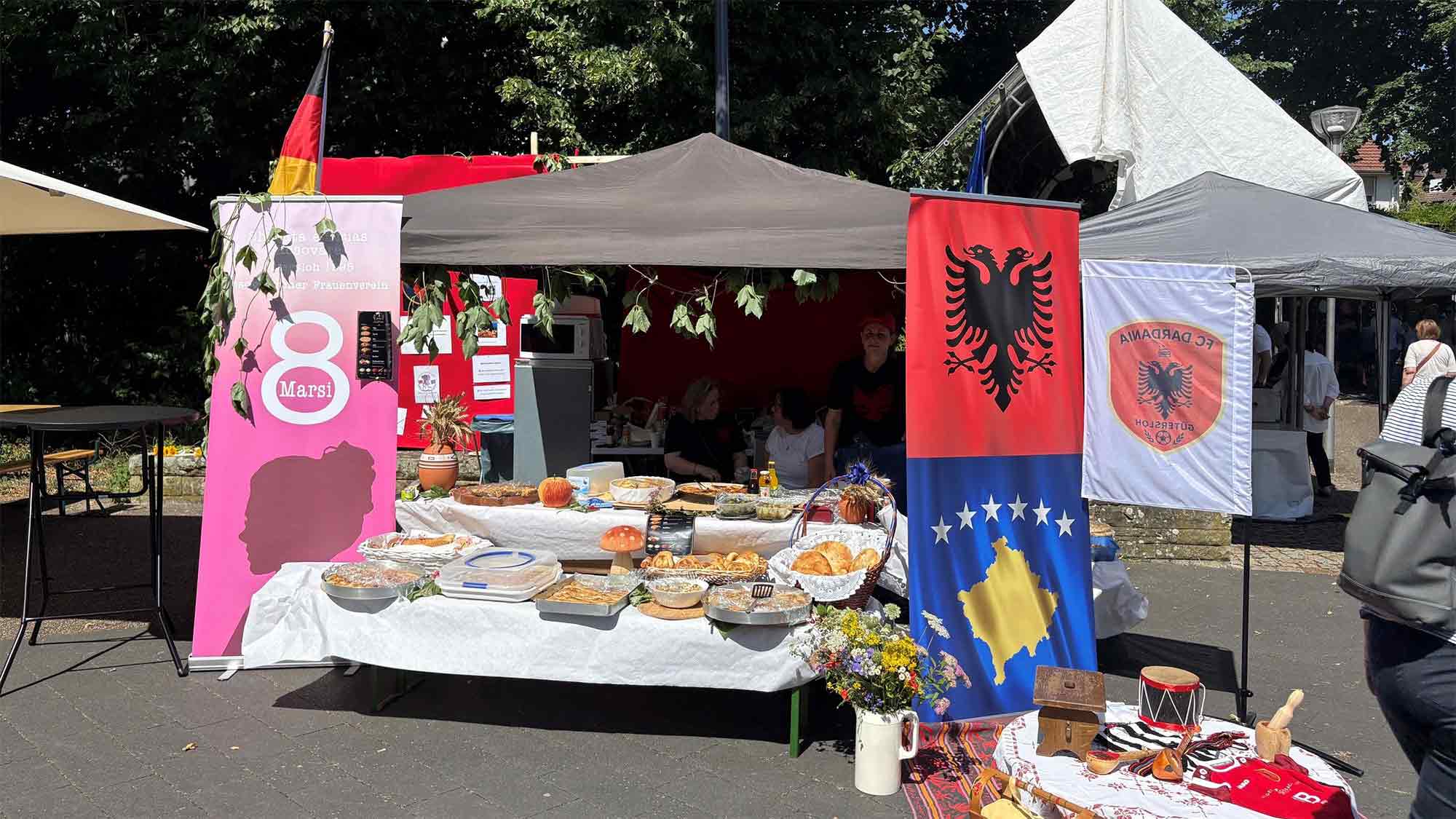Stand des Albanischen Frauenforums »8. März« ansprechendster Stand bei »Gütersloh International« 2026 Stand des Albanischen Frauenforums »8. März« ansprechendster Stand bei »Gütersloh International« 2026