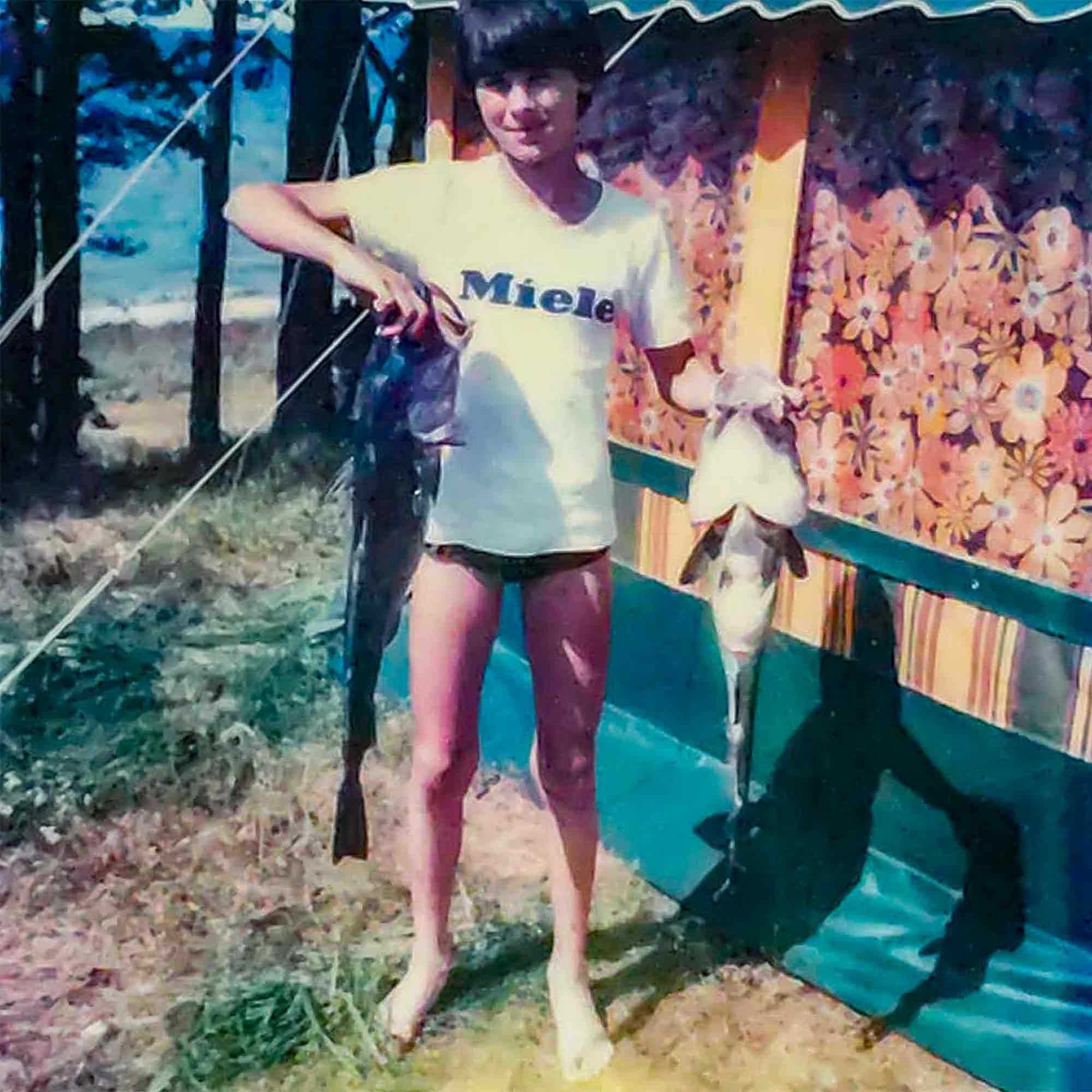 NOW Commons: Insel Öland, frühe 80er Jahre, frischgeangelte Dorsche, Miele T Shirt NOW Commons: Insel Öland, frühe 80er Jahre, frischgeangelte Dorsche, Miele T Shirt