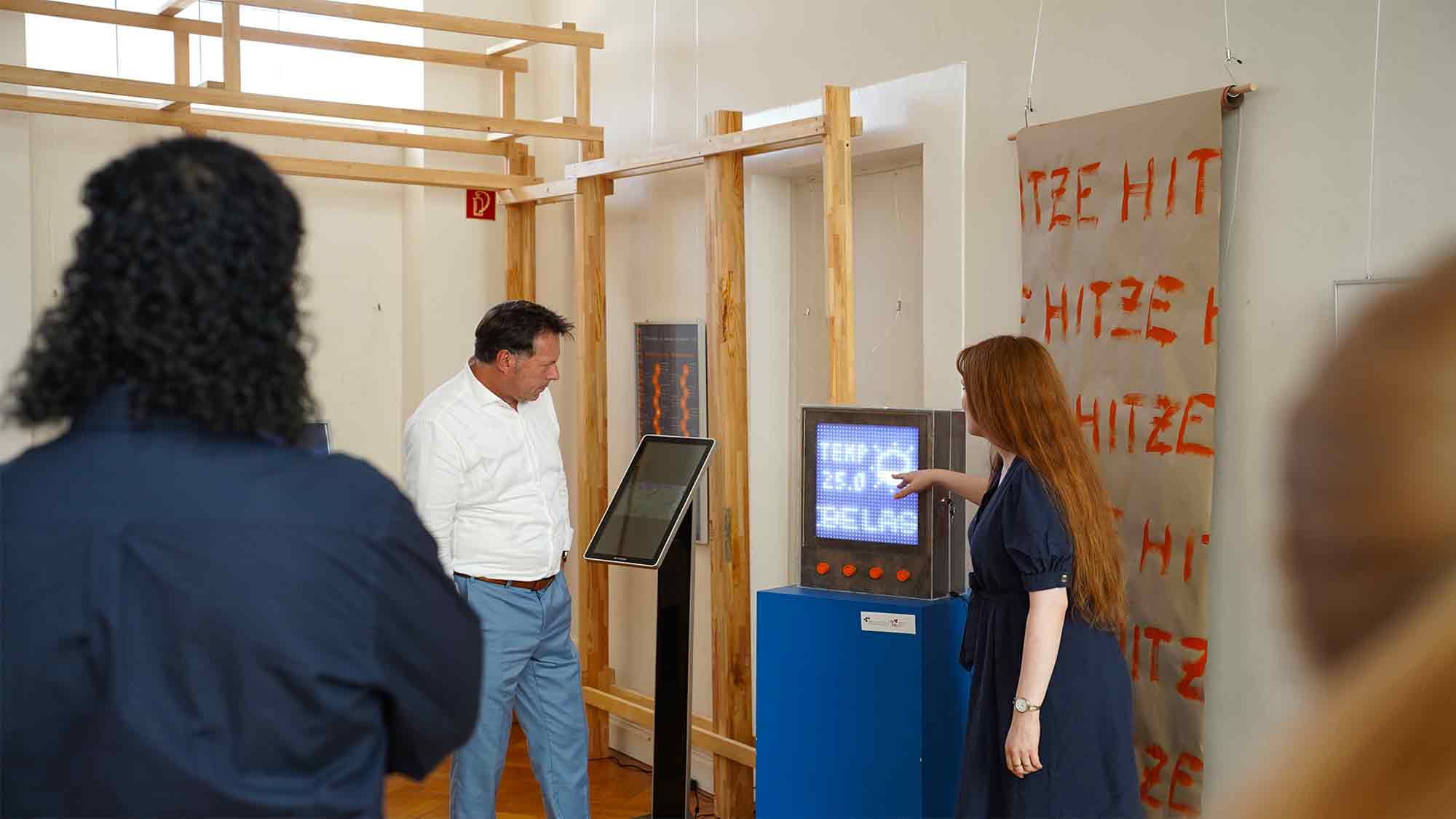Smart City zum Anfassen – neue Ausstellung im Rathaus zeigt digitale Lösungen für Detmold