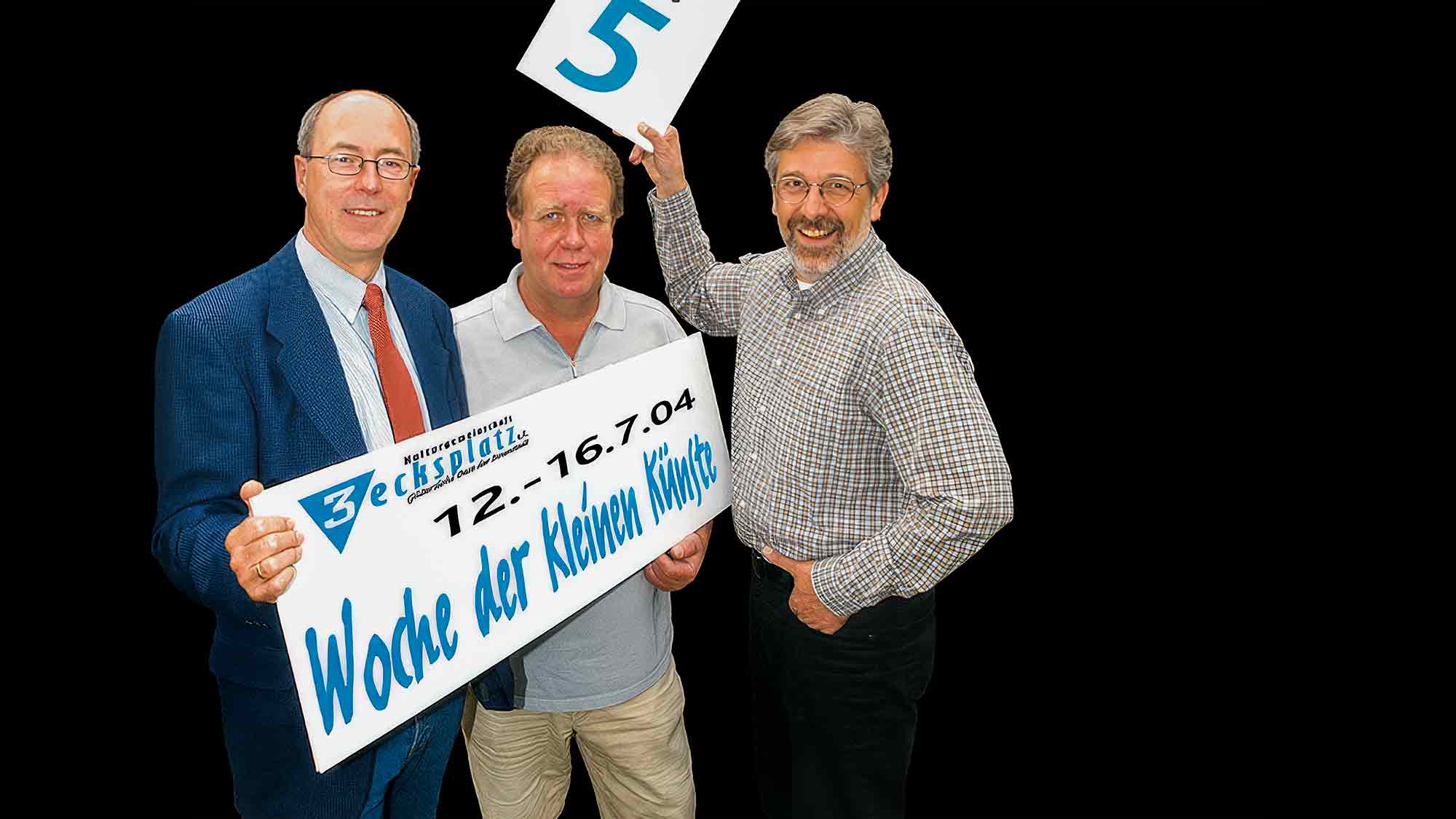 NOW Commons: H. W. Kolbe, Walter Schmäling und Volker Wilmking, 5. »Woche der Kleinen Künste«, Dreiecksplatz Gütersloh 2004 NOW Commons: H. W. Kolbe, Walter Schmäling und Volker Wilmking, 5. »Woche der Kleinen Künste«, Dreiecksplatz Gütersloh 2004