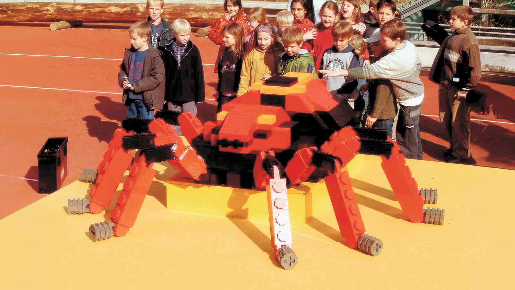 KWS History: Stadtgeschichte Gütersloh – Lego Riesenspinne auf dem Kolbeplatz (2003)