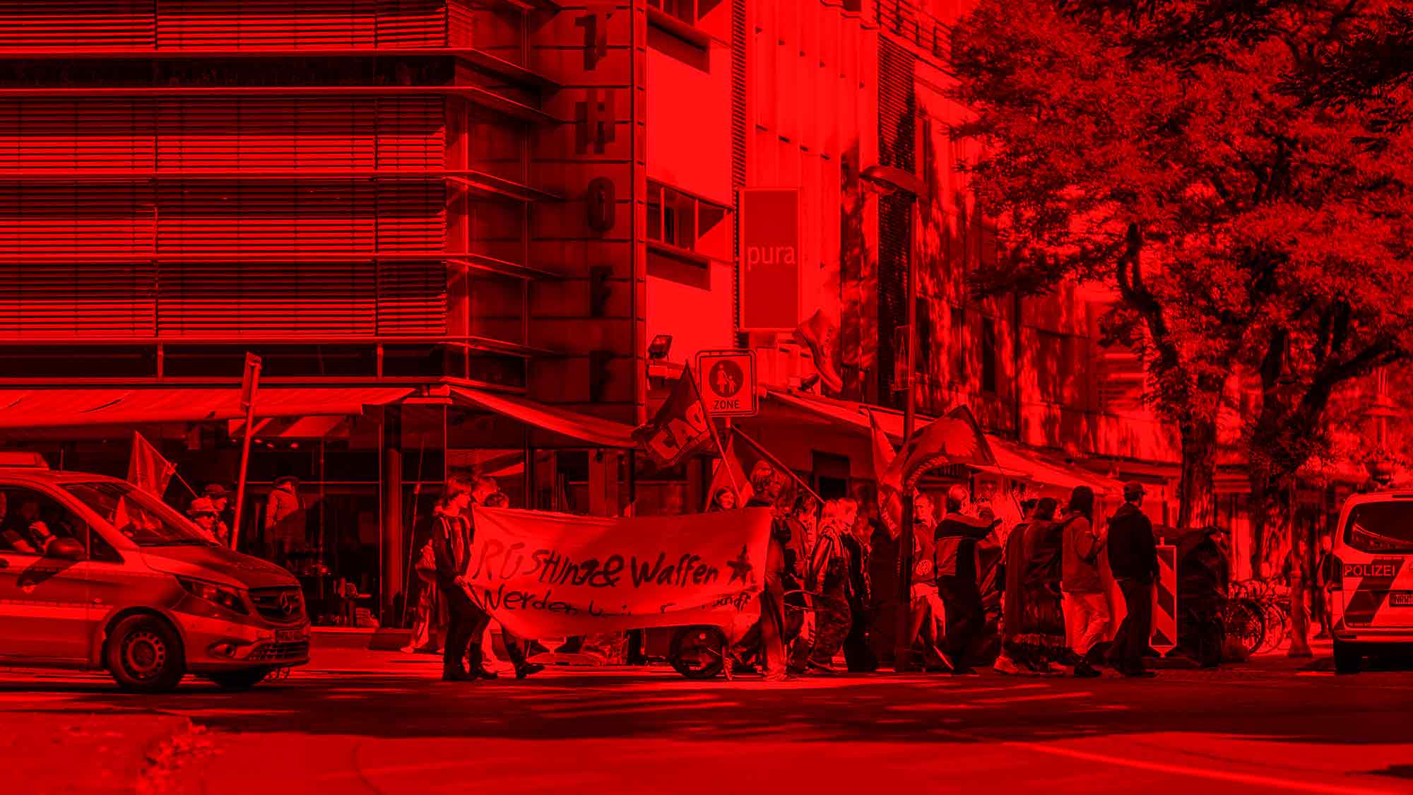 Linke Jugendliche protestieren in Gütersloh gegen Wehrpflicht, Rüstung und Waffen