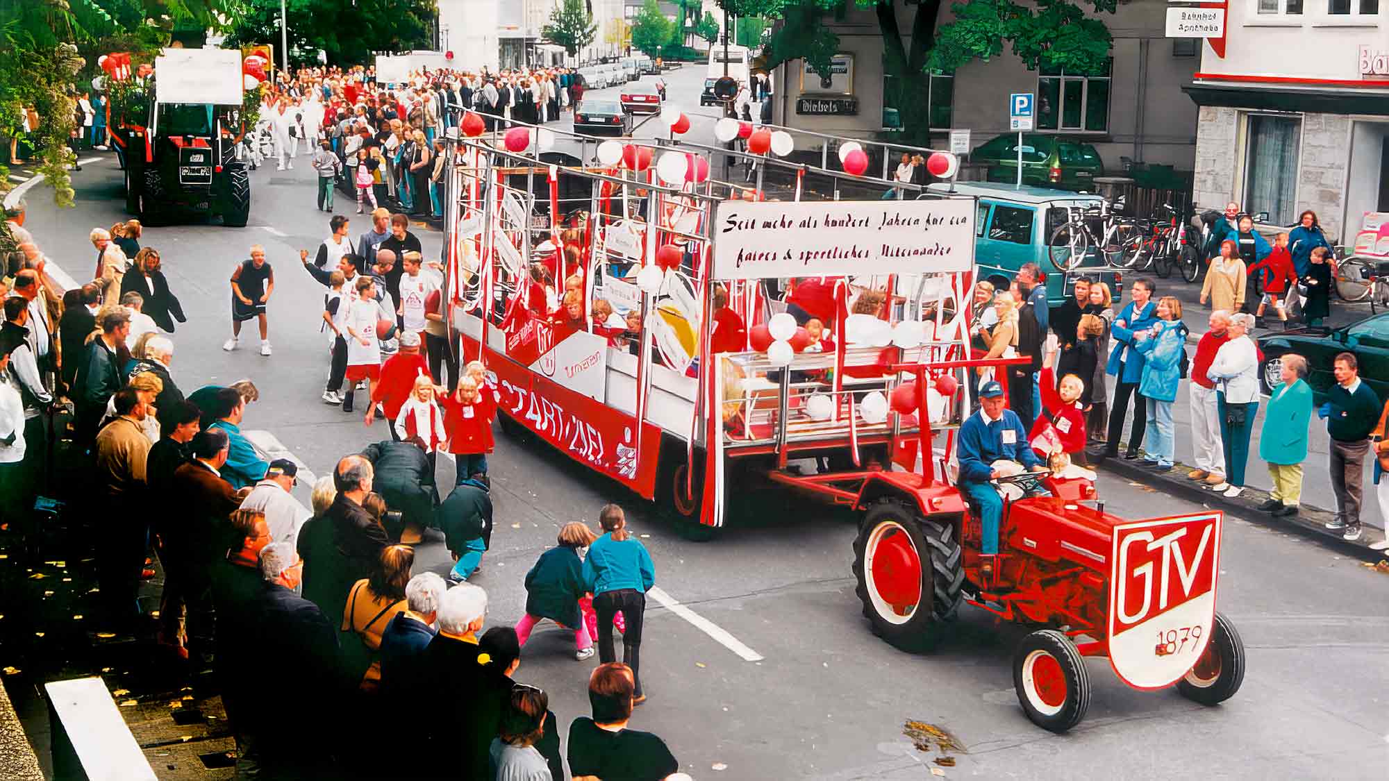 NOW Commons: Michaeliswoche 2003, der Gütersloher Turnverein (GTV) mit seinem bunten Festwagen NOW Commons: Michaeliswoche 2003, der Gütersloher Turnverein (GTV) mit seinem bunten Festwagen