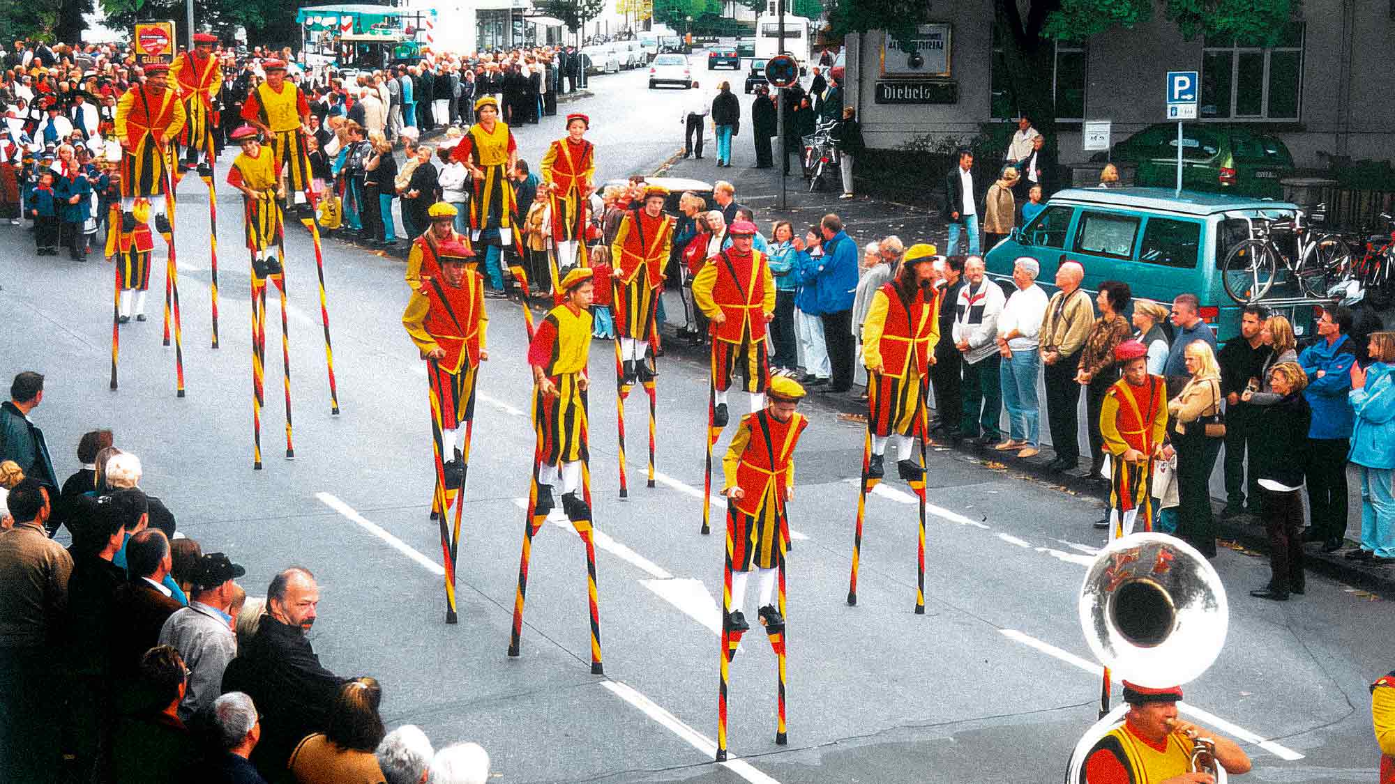 NOW Commons: Stelzenläufer beim Michaelisumzug, Michaeliswoche Gütersloh 2003