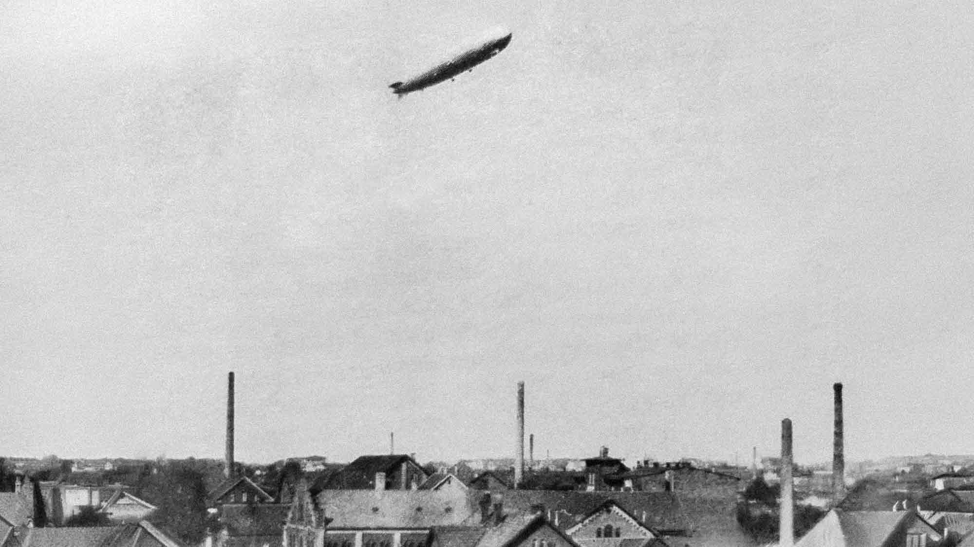 NOW Commons: Zeppelin über Gütersloh (1926), im Vordergrund die Teigwarenfabrik Diestelkamp NOW Commons: Zeppelin über Gütersloh (1926), im Vordergrund die Teigwarenfabrik Diestelkamp