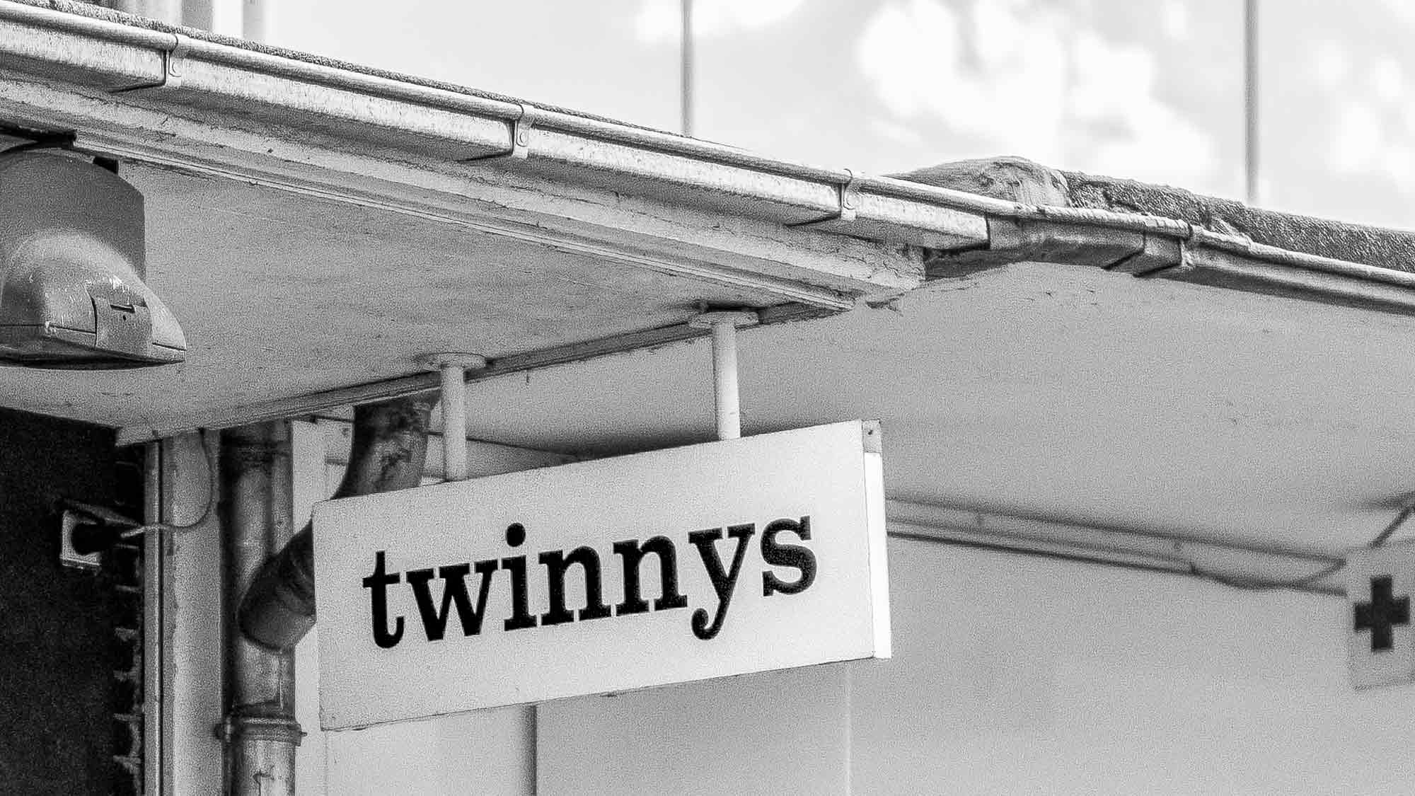 NOW Commons: Auslegerschild »twinnys«, Fußgängerzone Berliner Straße Gütersloh