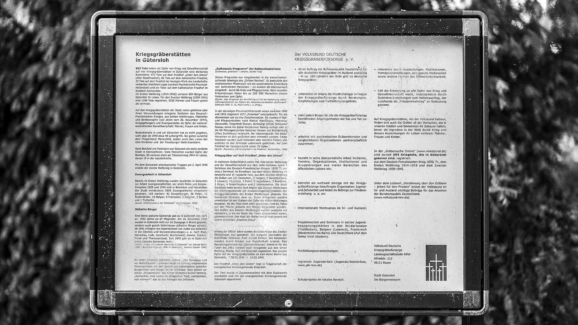 KWS History: Schild »Kriegsgräberstätten in Gütersloh«