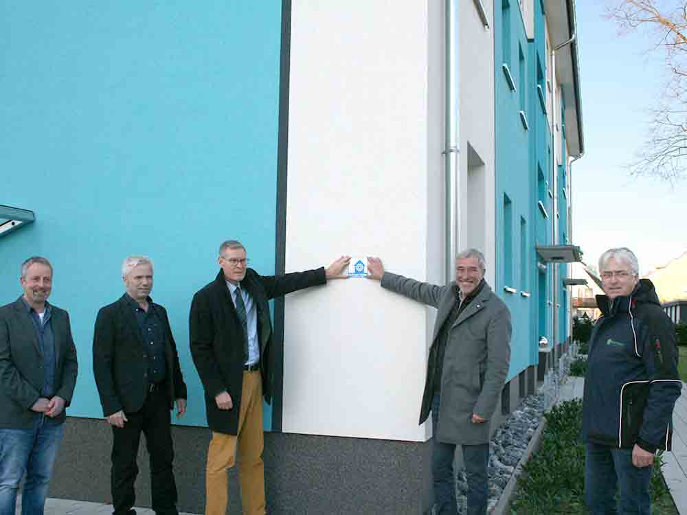 Bauverein Gütersloh hat Empfehlungen der Polizei umgesetzt, Präventionsplakette schreckt Einbrecher ab Bauverein Gütersloh hat Empfehlungen der Polizei umgesetzt, Präventionsplakette schreckt Einbrecher ab