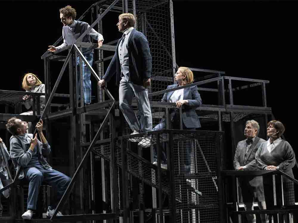 »Jugend ohne Gott«, Jugendliche können für fünf Euro mit Profi ins Theater, Landestheater Detmold »Jugend ohne Gott«, Jugendliche können für fünf Euro mit Profi ins Theater, Landestheater Detmold