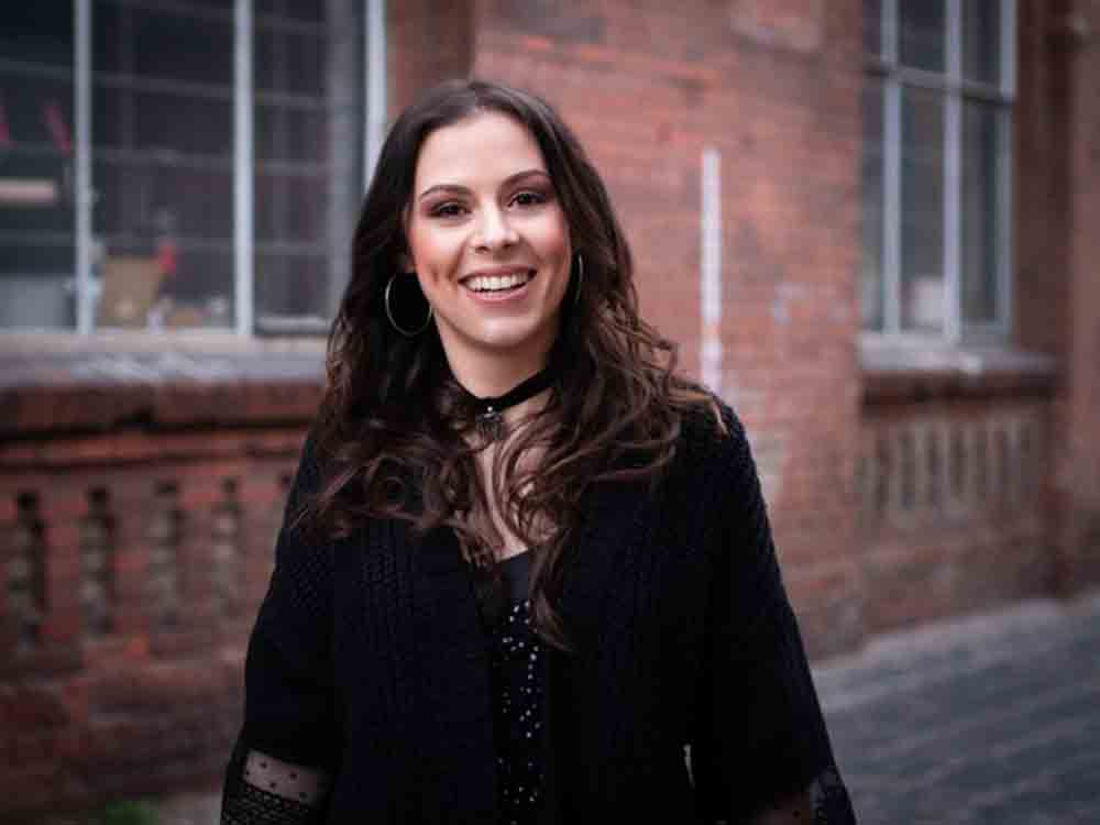 Sängerin und Songwriterin Jennifer Haben ist neue Mathe-Botschafterin der »Stiftung Rechnen« Sängerin und Songwriterin Jennifer Haben ist neue Mathe-Botschafterin der »Stiftung Rechnen«