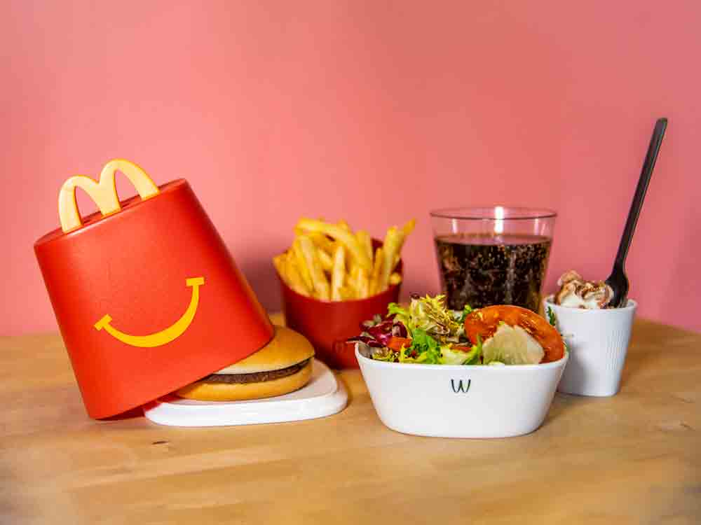 Deutsche Umwelthilfe unterstützt Tübinger Mehrweg Kurs und zeigt, wie McDonald’s in Deutschland mit Einweg Müllbergen den Klimaschutz hintertreibt Deutsche Umwelthilfe unterstützt Tübinger Mehrweg Kurs und zeigt, wie McDonald’s in Deutschland mit Einweg Müllbergen den Klimaschutz hintertreibt