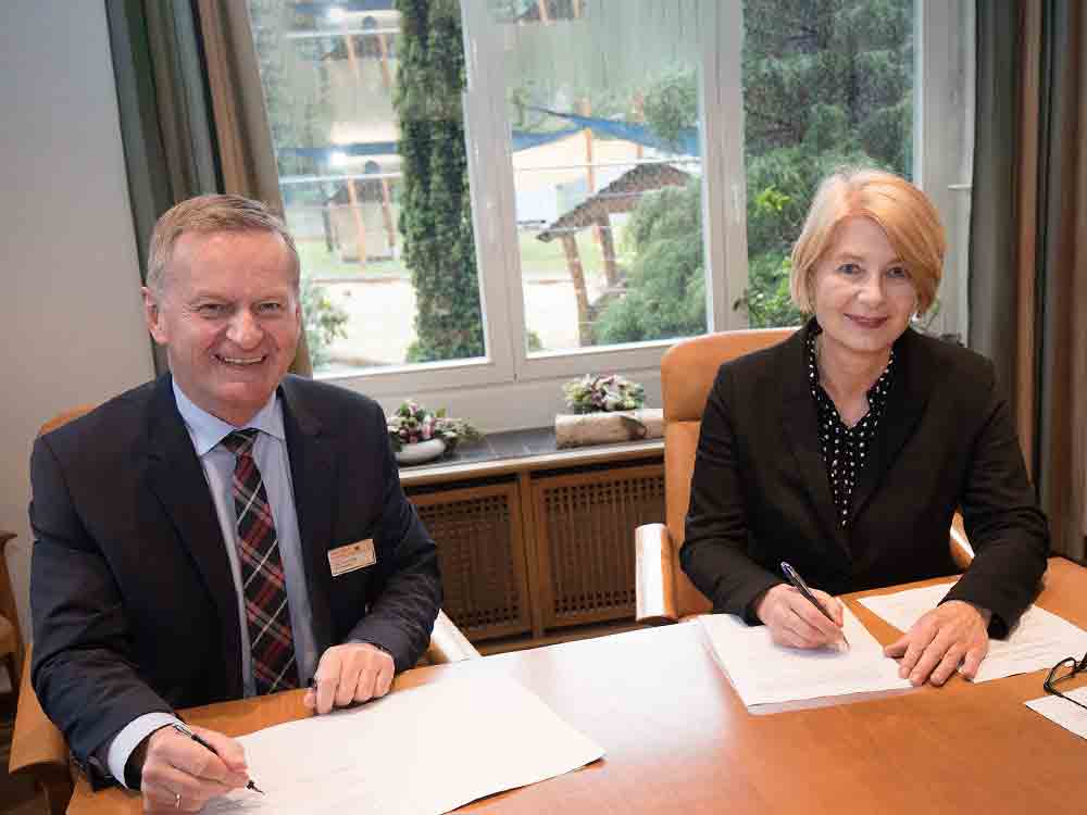 Katholische Hospitalvereinigung Ostwestfalen und Fachhochschule Bielefeld unterzeichnen Kooperationsvertrag