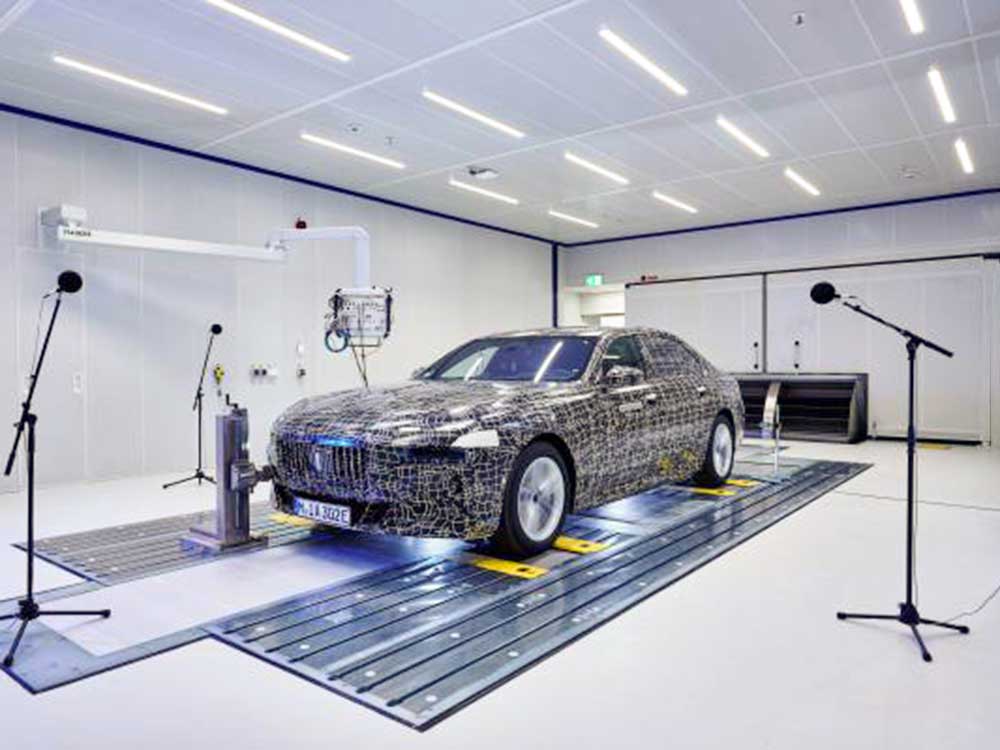 Für höchstes Wohlbefinden im Luxussegment: Der BMW i7 in der Akustikerprobung am Standort des neuen FIZ Nord. Für höchstes Wohlbefinden im Luxussegment: Der BMW i7 in der Akustikerprobung am Standort des neuen FIZ Nord.