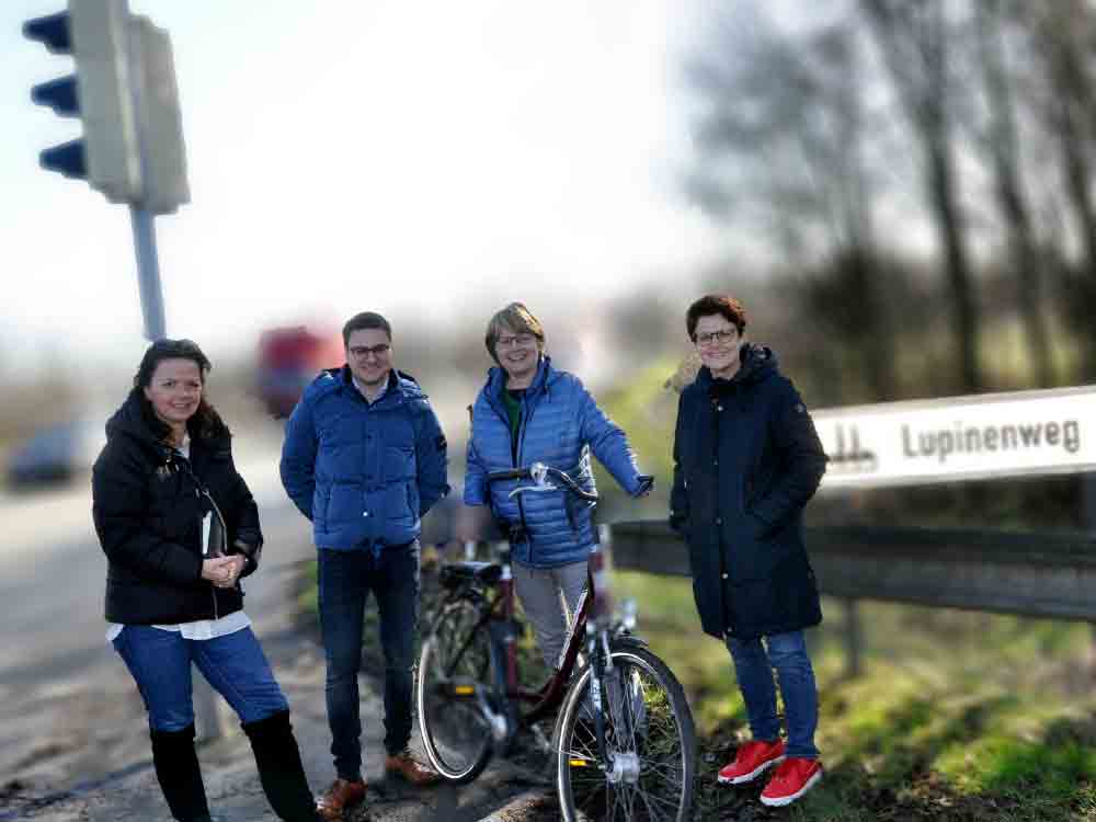 Gabriele Nitsch, Niklas Reimer, Ingrid Hollenhorst, Susanne Jasper bringen Radweg an der Verler Straße voran Gabriele Nitsch, Niklas Reimer, Ingrid Hollenhorst, Susanne Jasper bringen Radweg an der Verler Straße voran