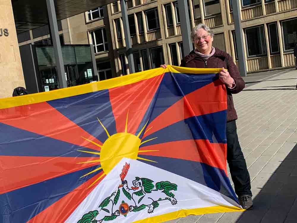Gütersloh, Flagge vor dem Rathaus erinnert an Menschenrechtsverletzungen in Tibet Gütersloh, Flagge vor dem Rathaus erinnert an Menschenrechtsverletzungen in Tibet