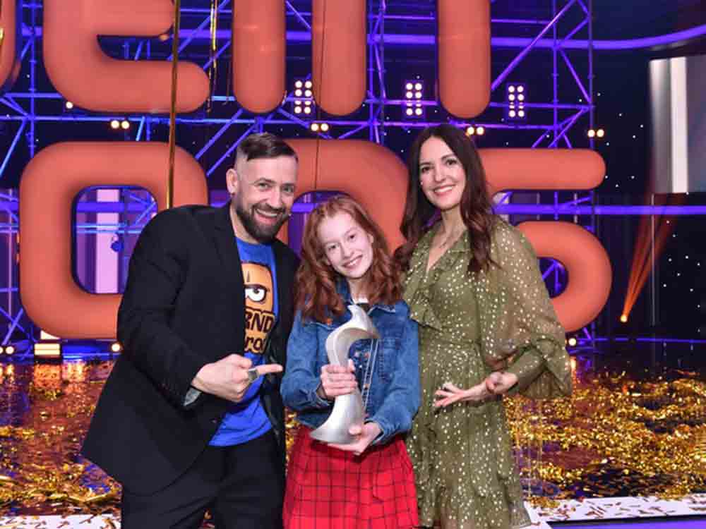 »Dein Song«, Emilia (12) aus Rostock überzeugt im Finale und ist »Songwriterin des Jahres« 2022! KiKA Fans wählen »Outside And Inside« zum besten Song der 14. Staffel »Dein Song«, Emilia (12) aus Rostock überzeugt im Finale und ist »Songwriterin des Jahres« 2022! KiKA Fans wählen »Outside And Inside« zum besten Song der 14. Staffel