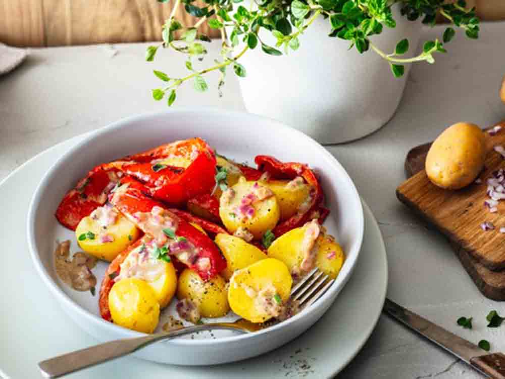 Picknick Klassiker, Kartoffelsalat, Rezept für erfrischenden Kartoffel Paprika Salat Picknick Klassiker, Kartoffelsalat, Rezept für erfrischenden Kartoffel Paprika Salat