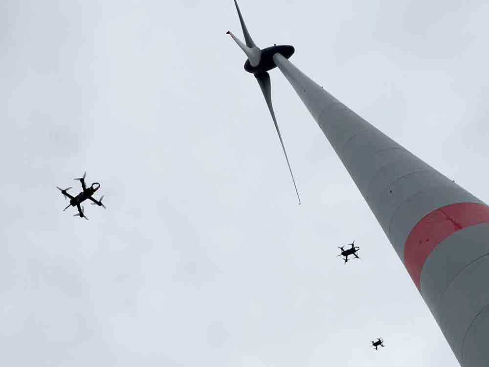 Mit ei­nem Droh­nen­schwarm, DLR misst Strö­mungsphä­no­me­ne an Wind­an­lagen