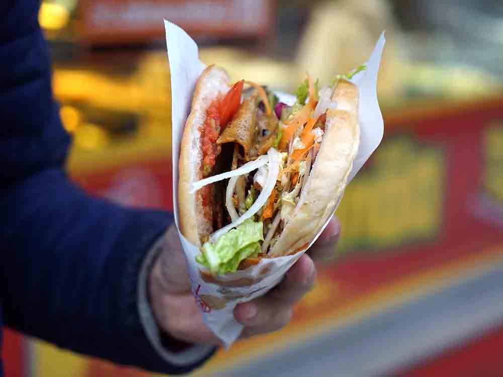 Gütersloh, so nicht, Herr Döner, Ihr Döner ist gar kein Döner! Der Dönerparagraph ist nicht rechtsverbindlich. Gütersloh, so nicht, Herr Döner, Ihr Döner ist gar kein Döner! Der Dönerparagraph ist nicht rechtsverbindlich.