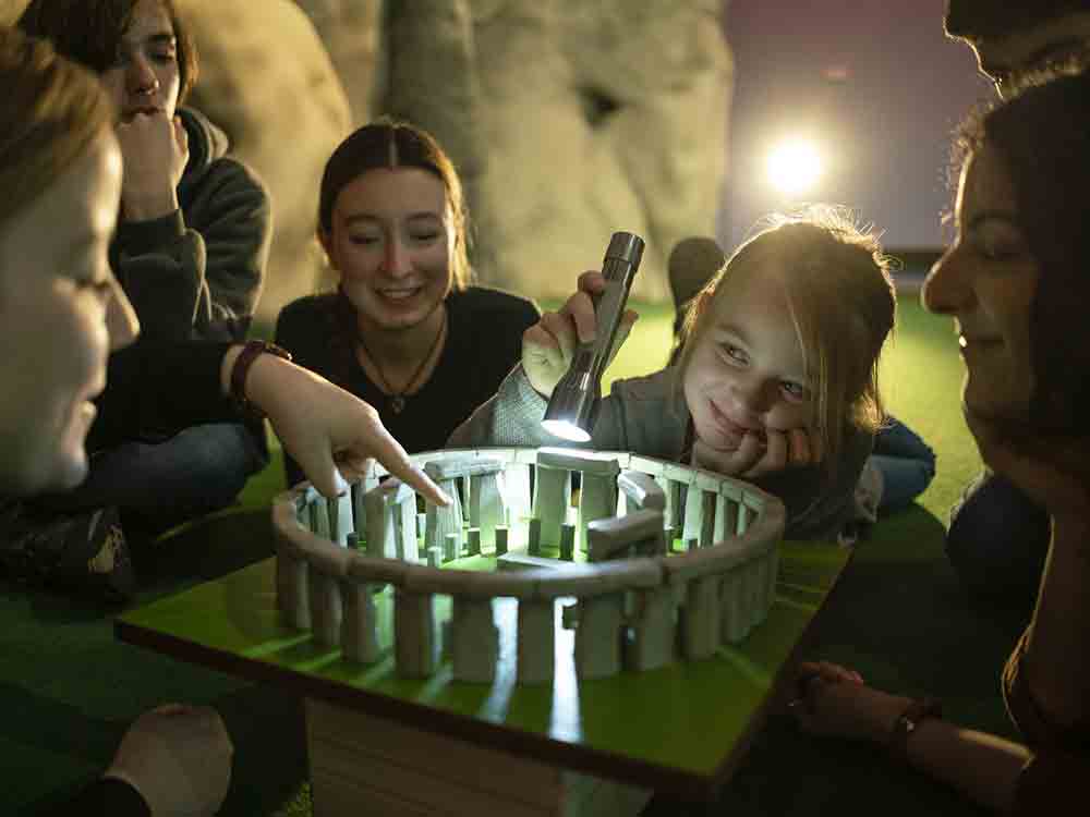 Familiensonntag Stein auf Stein, Schatzsuche durch die Sonderausstellung Stonehenge im LWL Archäologiemuseum Familiensonntag Stein auf Stein, Schatzsuche durch die Sonderausstellung Stonehenge im LWL Archäologiemuseum