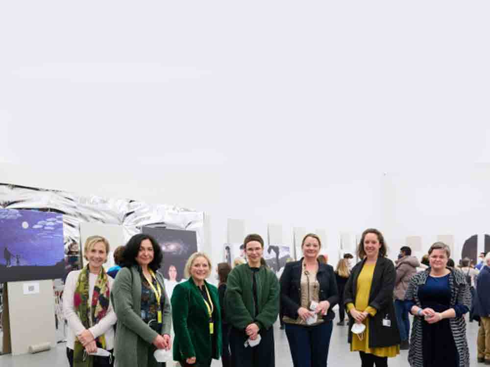 VIP Eröffnung Pinakothek der Moderne und Youth Net, »Meine Identität«, Werkschau mit Shirin Neshat, 5. April bis 15. Mai 2022 VIP Eröffnung Pinakothek der Moderne und Youth Net, »Meine Identität«, Werkschau mit Shirin Neshat, 5. April bis 15. Mai 2022