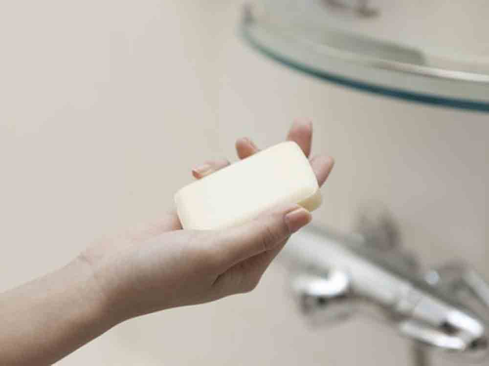 Verbraucherzentrale NRW, Plastik sparen im Bad, was bringen feste Shampoos, Duschgels & Co.? Verbraucherzentrale NRW, Plastik sparen im Bad, was bringen feste Shampoos, Duschgels & Co.?