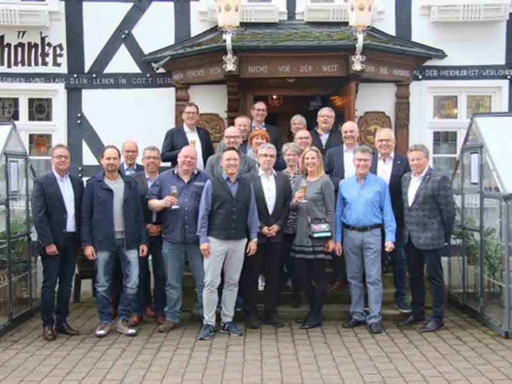 »Wir sind eine große Familie!«, Warsteiner Brauerei ehrt 27 Jubilare aus den Jahren 2020 und 2021 »Wir sind eine große Familie!«, Warsteiner Brauerei ehrt 27 Jubilare aus den Jahren 2020 und 2021