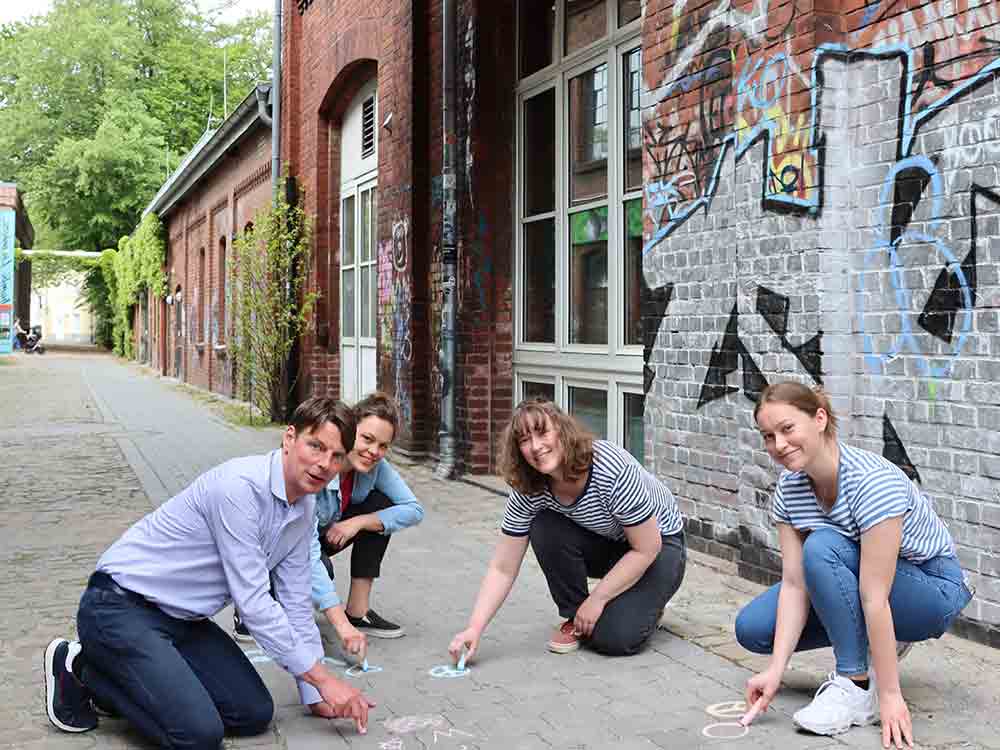 Gütersloh, Rahmenprogramm zum Projekt »Deine Anne«,
Bürgerkiez lädt zur Stolperstein Aktion in der Bogenstraße Gütersloh, Rahmenprogramm zum Projekt »Deine Anne«,
Bürgerkiez lädt zur Stolperstein Aktion in der Bogenstraße