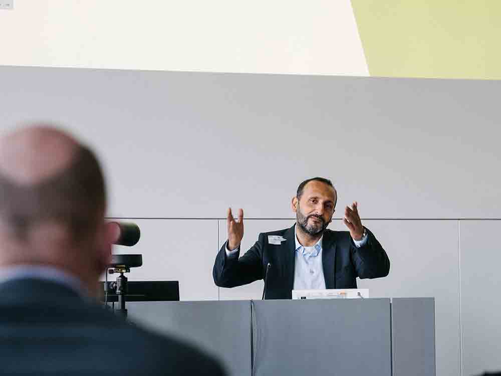 1. »Bielefeld International Conference on Applied Business« des Fachbereichs Wirtschaft der FH Bielefeld ein voller Erfolg 1. »Bielefeld International Conference on Applied Business« des Fachbereichs Wirtschaft der FH Bielefeld ein voller Erfolg
