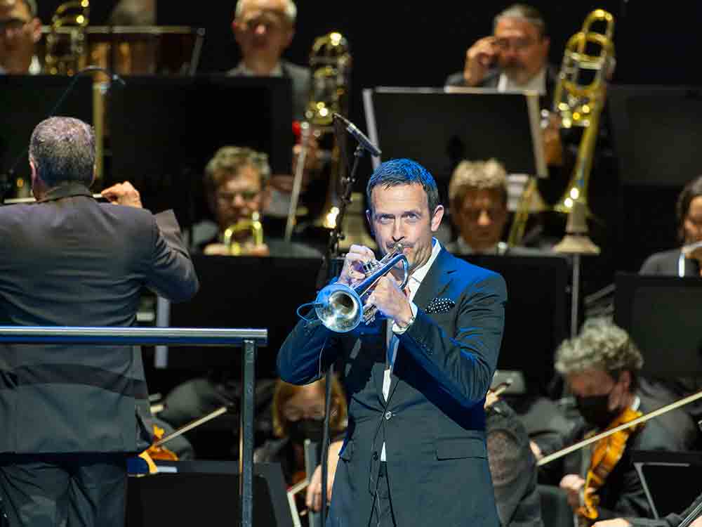 10. Operngala Bonn, Rekorderlös von 295.000 Euro, Johannes B. Kerner moderierte die Operngala Bonn als Zeichen der Solidarität für Frieden, Freiheit und Selbstbestimmung
