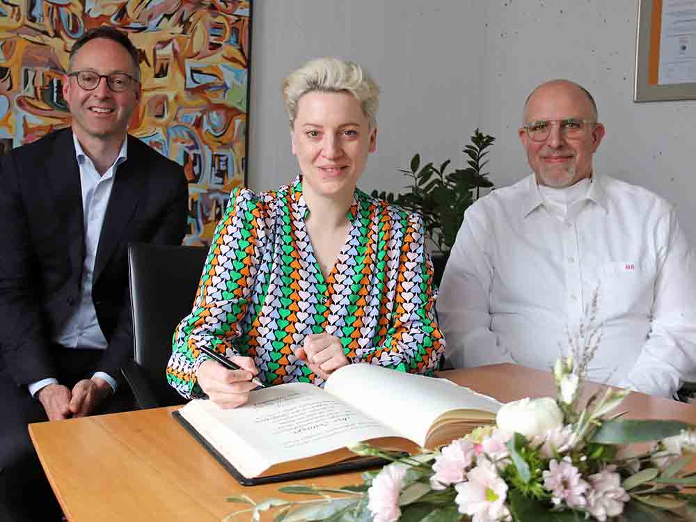 Rheda-Wiedenbrück, Sterneköchin Iris Bettinger trägt sich ins Goldene Buch der Stadt ein Rheda-Wiedenbrück, Sterneköchin Iris Bettinger trägt sich ins Goldene Buch der Stadt ein