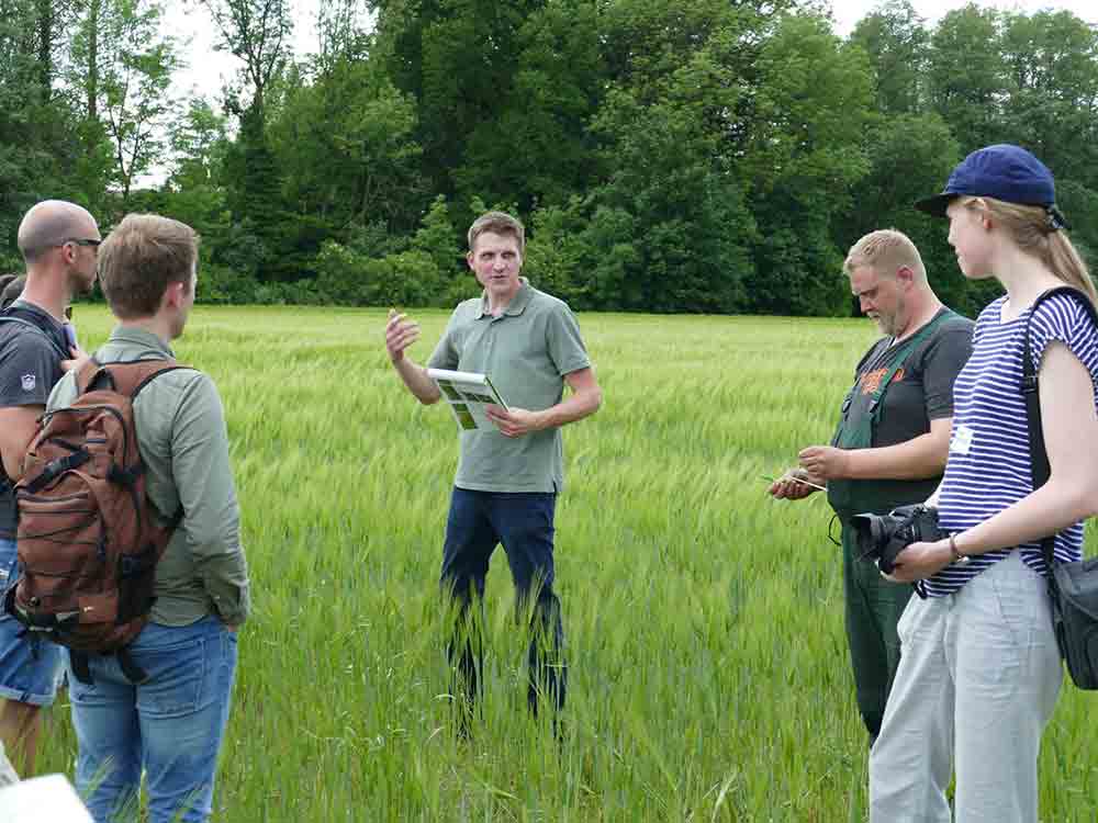 Lehrerfortbildung zur »Biodiversität in der Landwirtschaft« im Kreis Gütersloh, Lehrkräfte zu Besuch bei Wildbiene, Feldhase & Co. Lehrerfortbildung zur »Biodiversität in der Landwirtschaft« im Kreis Gütersloh, Lehrkräfte zu Besuch bei Wildbiene, Feldhase & Co.
