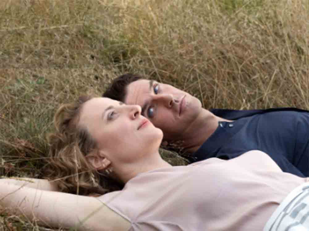 Maria Schrader und Jan Schomburg erhalten Bayerischen Filmpreis für Bestes Drehbuch von »Ich bin dein Mensch« Maria Schrader und Jan Schomburg erhalten Bayerischen Filmpreis für Bestes Drehbuch von »Ich bin dein Mensch«