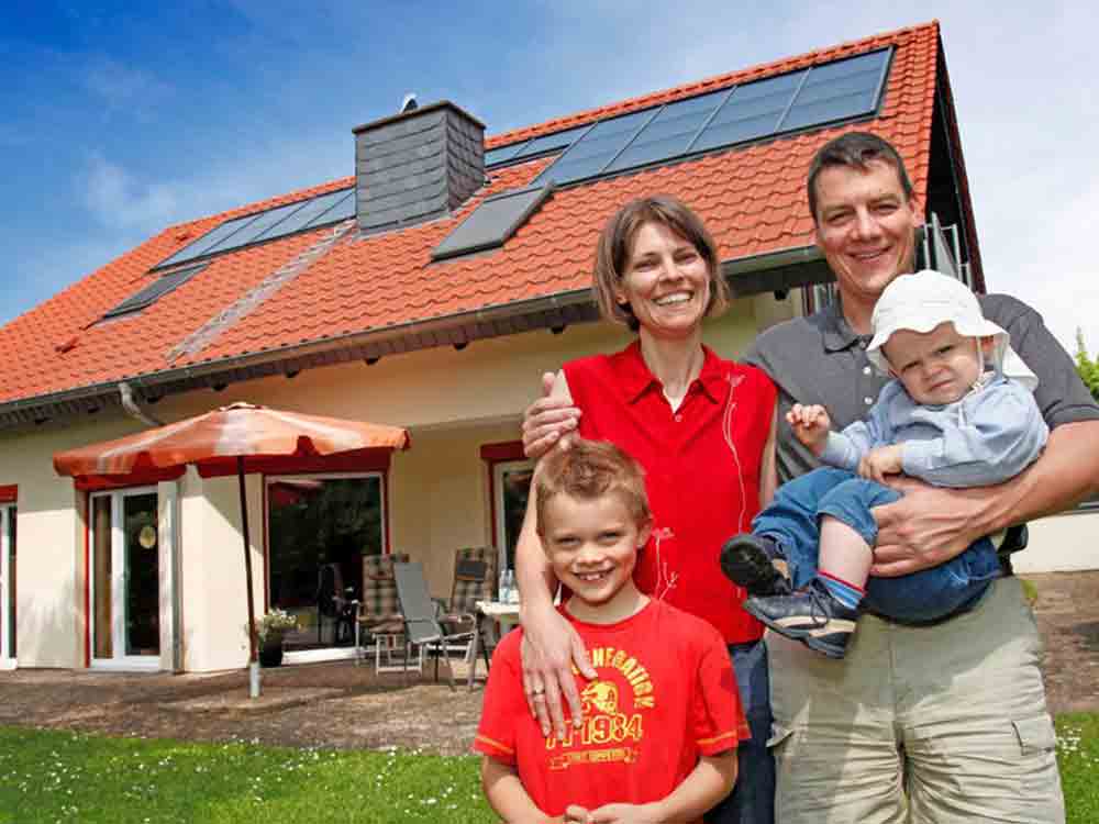 Solarwärme senkt die Energiekosten, dank Sonnenkraft werden Verbraucher unabhängiger von Öl und Gas Solarwärme senkt die Energiekosten, dank Sonnenkraft werden Verbraucher unabhängiger von Öl und Gas