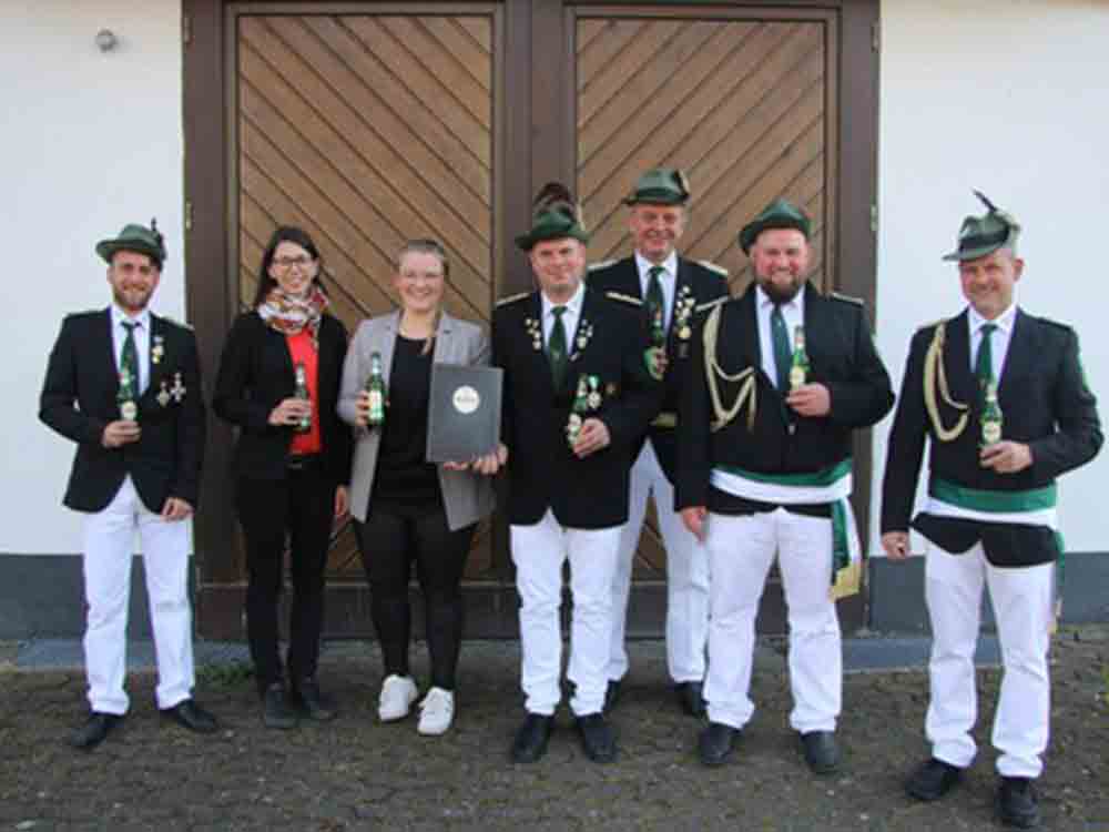 Auf die gemeinsame Zukunft, Partnerschaft der Altenfelder Schützenverein mit der Warsteiner Brauerei verlängert Auf die gemeinsame Zukunft, Partnerschaft der Altenfelder Schützenverein mit der Warsteiner Brauerei verlängert