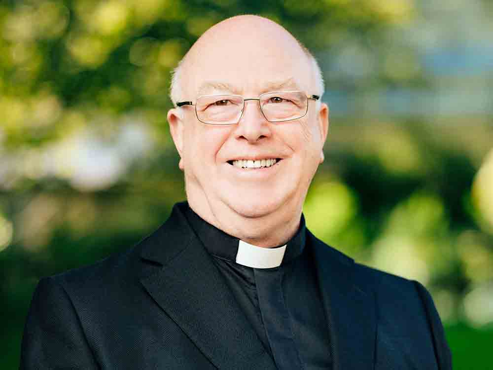 Wenn hervorragende Prüfungsleistungen nachhaltig grünen, Erzbischof Becker verschenkt Bäume an Abiturienten im Fach Katholische Religionslehre