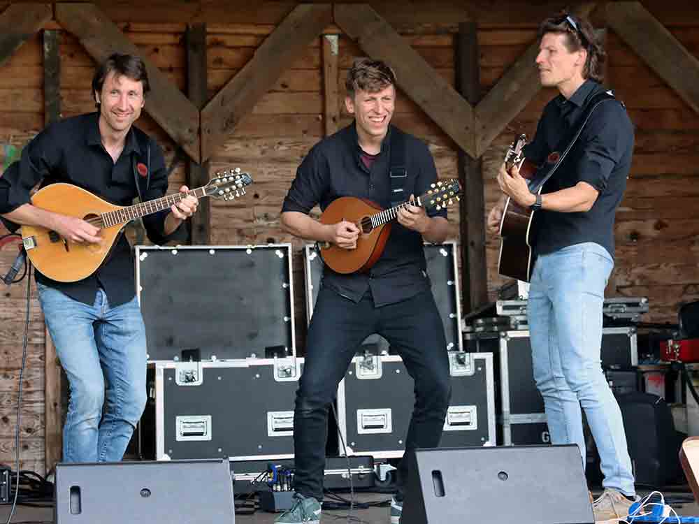 Gütersloh, Trio Snaarmaarwaar begeistert zum Auftakt der Reihe »Weltstadtmusik« Gütersloh, Trio Snaarmaarwaar begeistert zum Auftakt der Reihe »Weltstadtmusik«