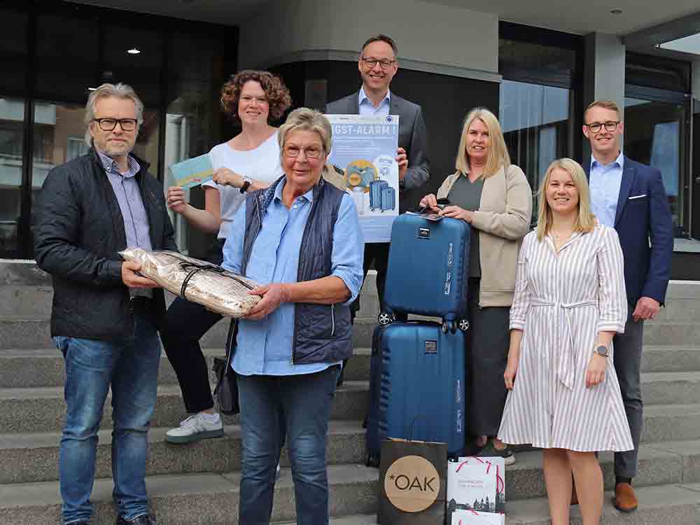 Rheda Wiedenbrück, Pfingst Alarm Gewinnspiel, Gewinne im Rathaus übergeben