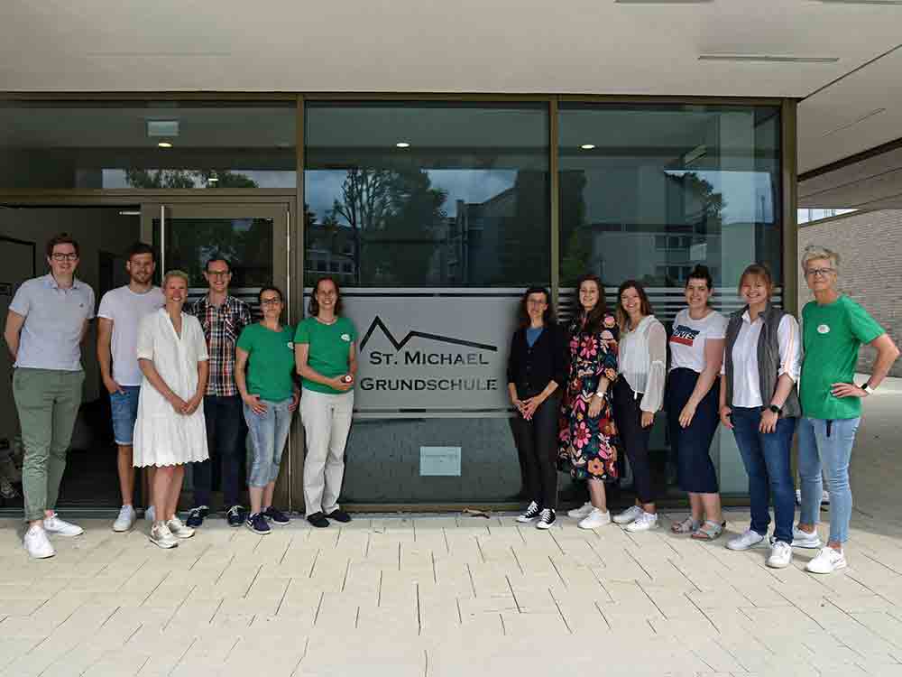 »Du bist unsere Schulleitung, herzlichen Glückwunsch!«, Grundschule Sankt Michael beglückwünscht Anne Cordes zu neuer Verantwortung »Du bist unsere Schulleitung, herzlichen Glückwunsch!«, Grundschule Sankt Michael beglückwünscht Anne Cordes zu neuer Verantwortung