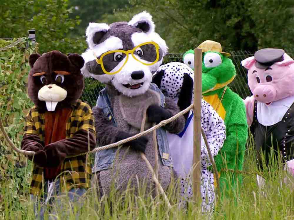 Überraschender Waschbär Alarm! Das »Sommerhaus der Stars« bei RTL bekommt besonderes Maskottchen Überraschender Waschbär Alarm! Das »Sommerhaus der Stars« bei RTL bekommt besonderes Maskottchen