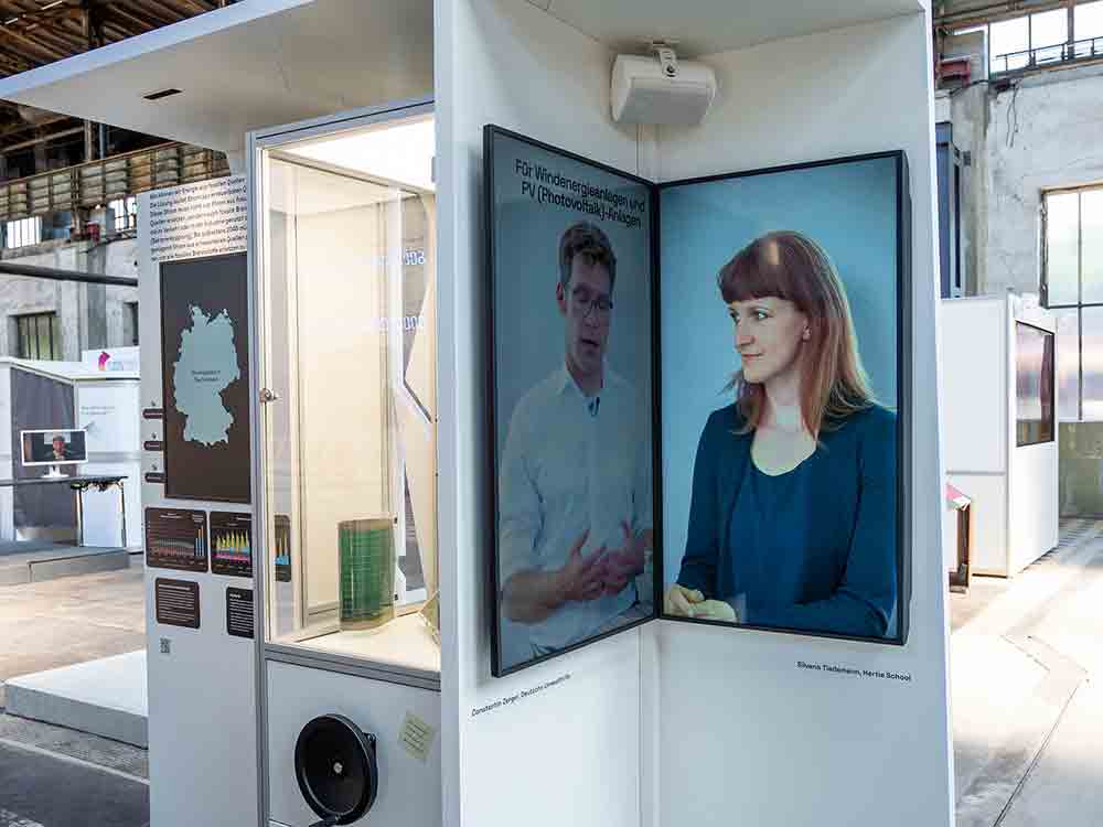 Platz nehmen auf der Wissenschaftsbank in der Fußgängerzone, Veranstaltungsprogramm zur Ausstellung Power 2 Change, Mission Energiewende Platz nehmen auf der Wissenschaftsbank in der Fußgängerzone, Veranstaltungsprogramm zur Ausstellung Power 2 Change, Mission Energiewende