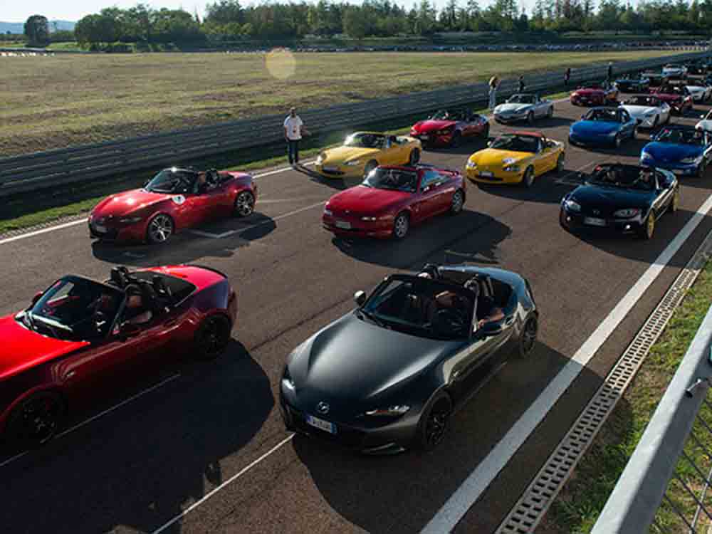 Mazda MX 5 Rallye der Rekorde stellt neuen Weltrekord auf, 707 Fahrzeuge bei der MX 5 Rallye der Rekorde auf der Rennstrecke von Modena