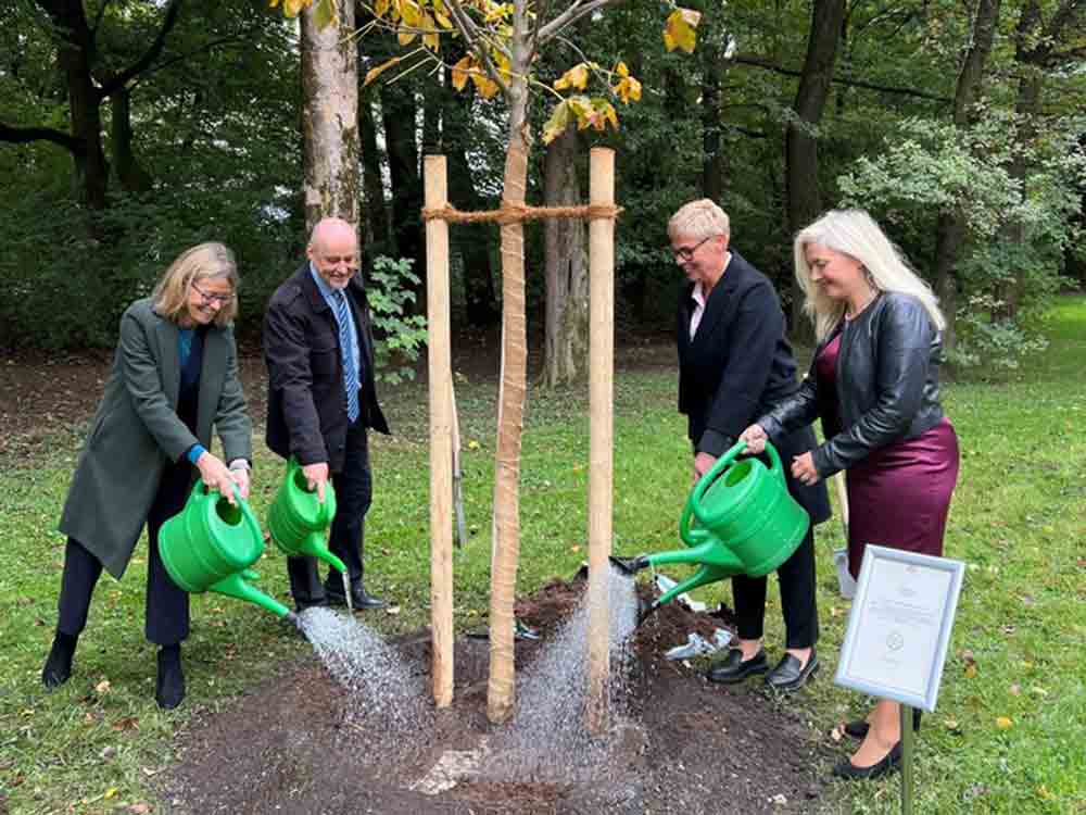 Bund deutscher Baumschulen (BDB), eine Rosskastanie im Englischen Garten zum Gedenken an Königin Elizabeth II.