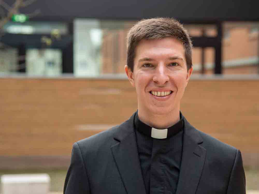 Diakon Dominik Riedl aus Bielefeld empfängt Priesterweihe
