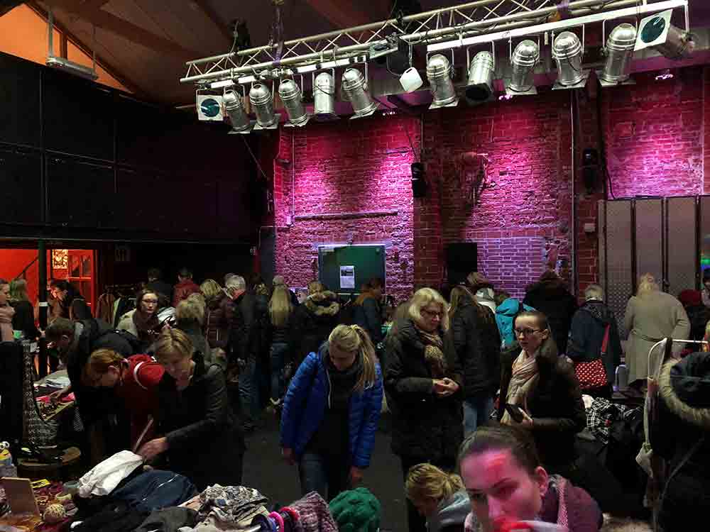 Gütersloh, abendlicher Trödelmarkt, Indoor Saison eröffnet, Kiezklüngel in der Weberei wird zum Nachtflohmarkt, 7. Oktober 2022 Gütersloh, abendlicher Trödelmarkt, Indoor Saison eröffnet, Kiezklüngel in der Weberei wird zum Nachtflohmarkt, 7. Oktober 2022