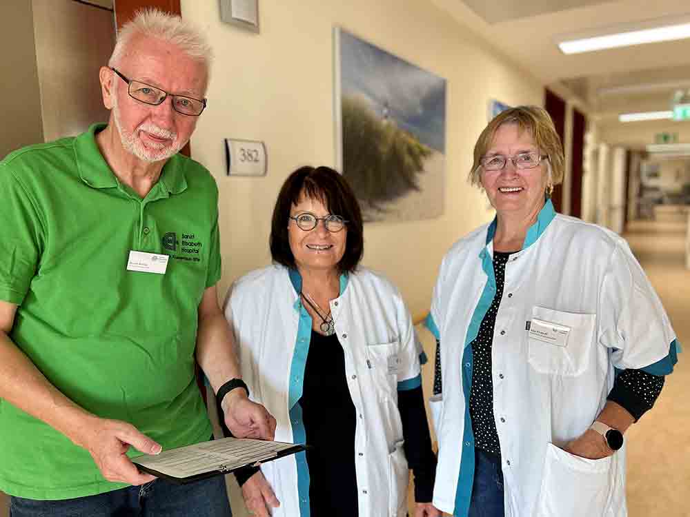 Gütersloh, verschenkte Zeit, Grüne Damen und Herren schließen Lücke im Klinikalltag des Sankt Elisabeth Hospitals Gütersloh, verschenkte Zeit, Grüne Damen und Herren schließen Lücke im Klinikalltag des Sankt Elisabeth Hospitals