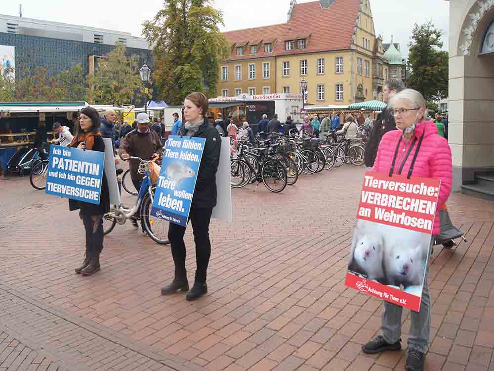 Gütersloh, Demonstration gegen Tierqual in Laboren, Tierwirtschaft und zum Vergnügen, Berliner Platz, 8. Oktober 2022 Gütersloh, Demonstration gegen Tierqual in Laboren, Tierwirtschaft und zum Vergnügen, Berliner Platz, 8. Oktober 2022