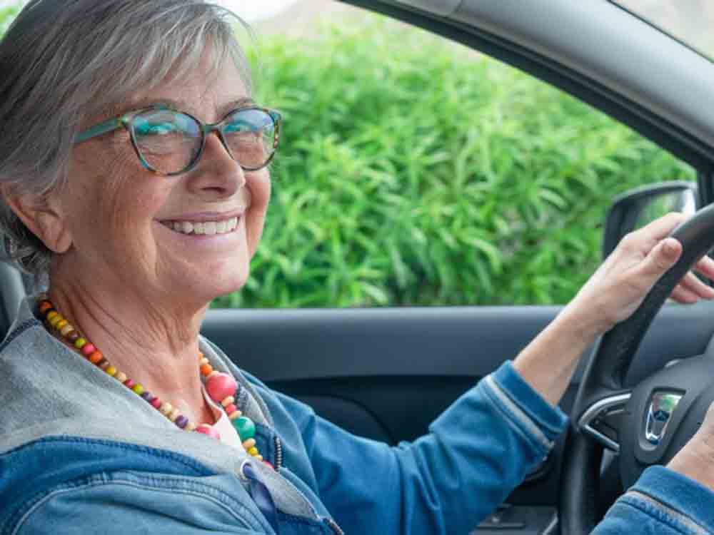 Autofahren im Alter, darauf sollte man achten, Autofahren bedeutet für viele ältere Menschen Unabhängigkeit